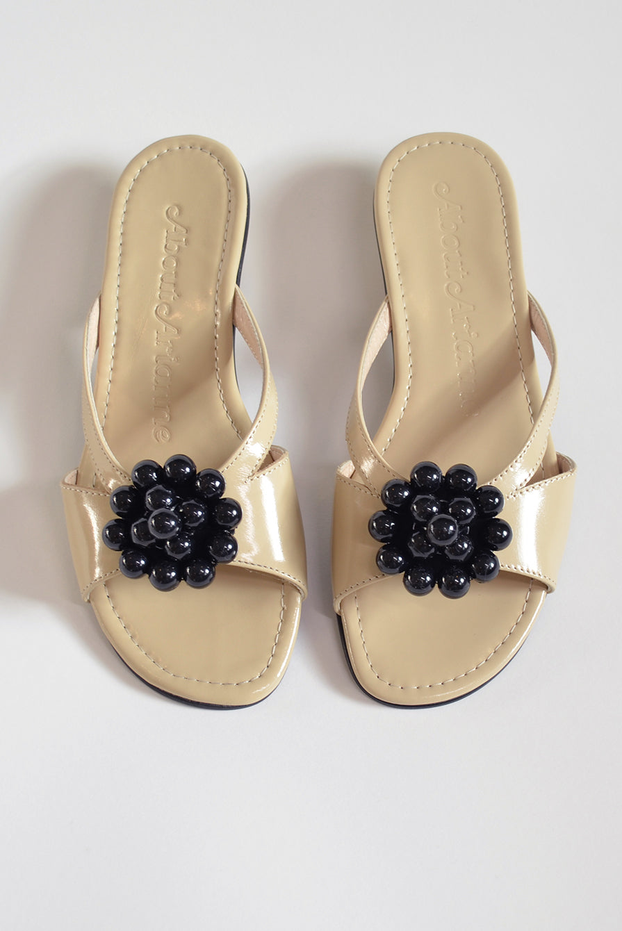 About Arianne Flora Beige