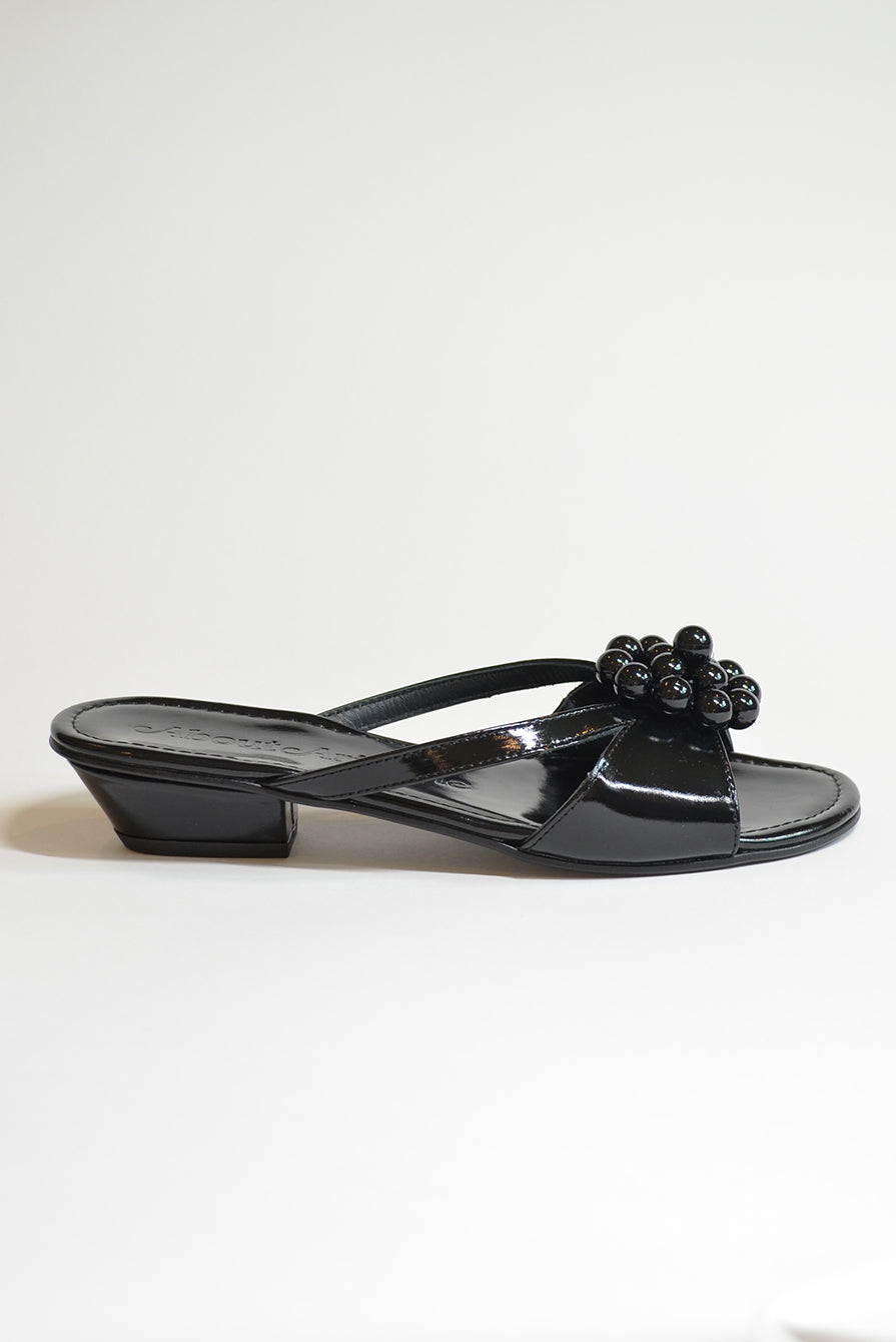 About Arianne Flora Black – vamp shoes