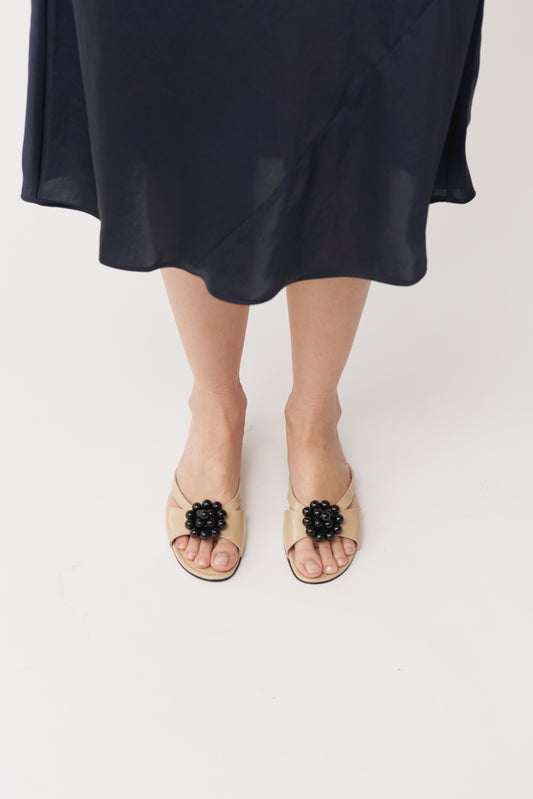 About Arianne Flora Beige