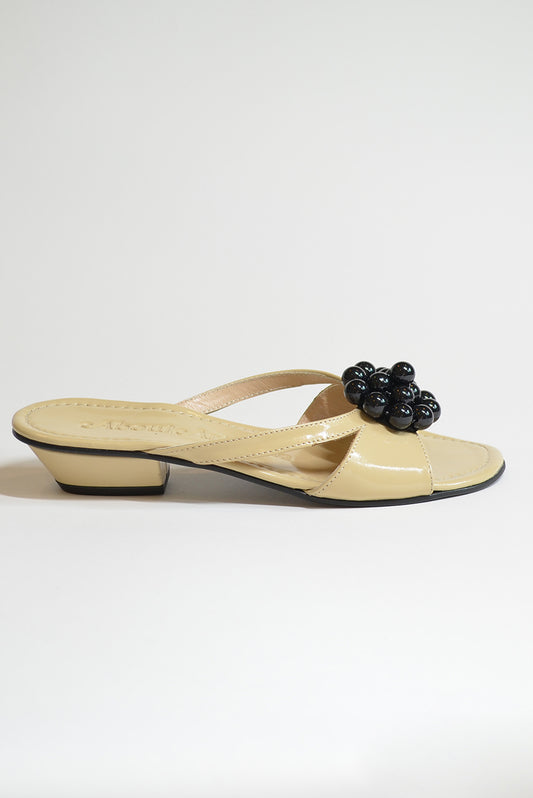 About Arianne Flora Beige