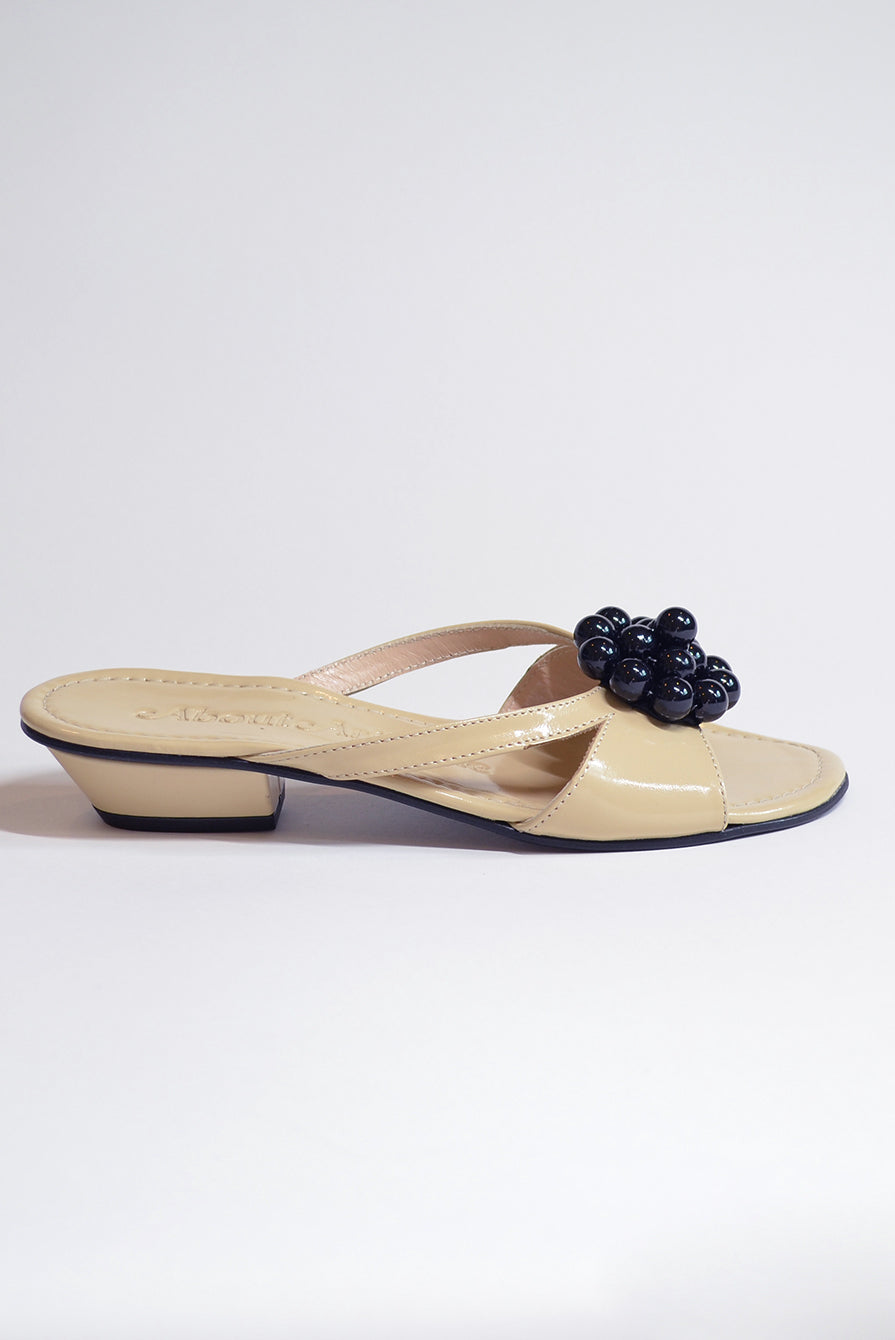 About Arianne Flora Beige