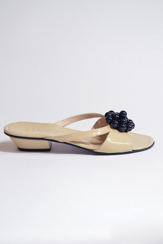 About Arianne Flora Beige